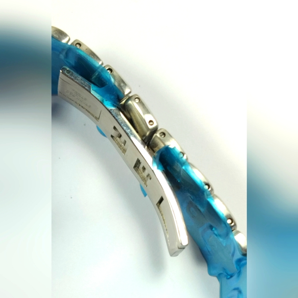 Gucci Women's Watch in New Condition *Needs battery replacement* - Picture 6 of 11